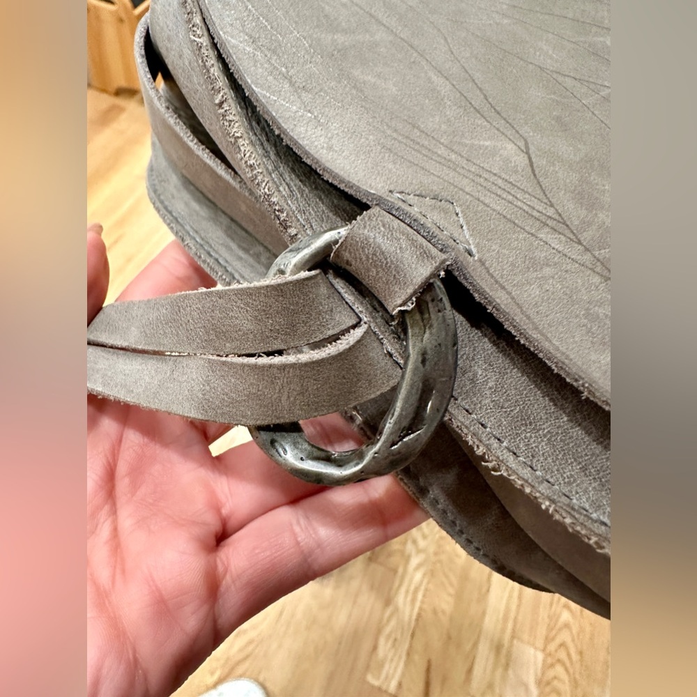 Ona Villier Leather Crossover Bag in Grey with fine Metallic painted strokes - Picture 8 of 8